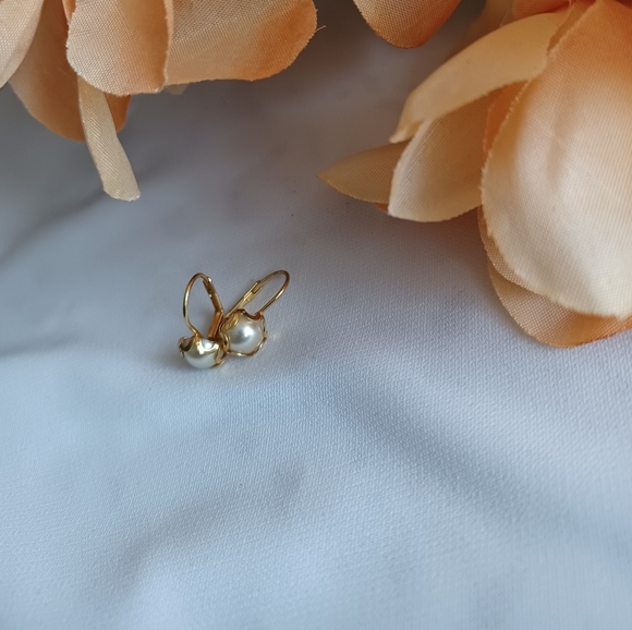 Elegant Gold and Pearl Stud Earrings - Picture 5 of 16